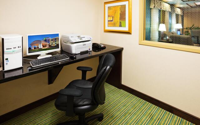 Holiday Inn Express & Suites Newport S, an IHG Hotel