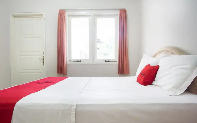 Jasmine Kayla Guest House by RedDoorz