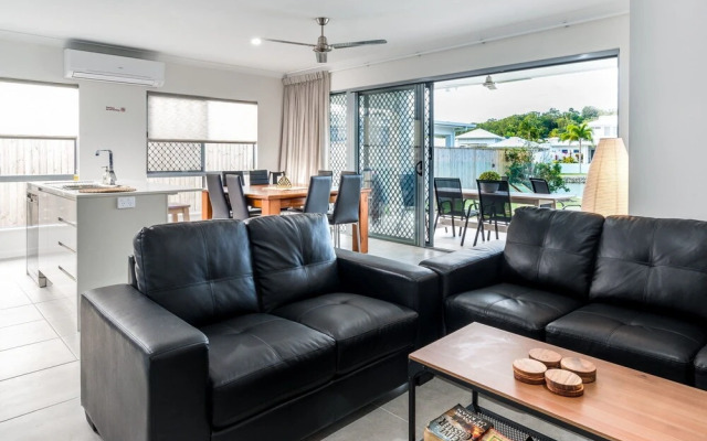 Blue Lagoon Villa A in Trinity Beach