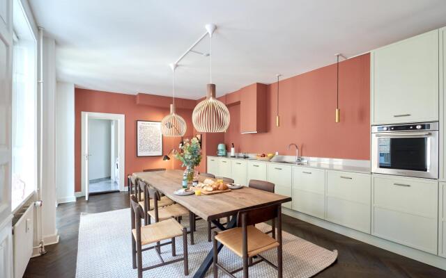 4br, Balcony, Extreme Location and Designer Apt