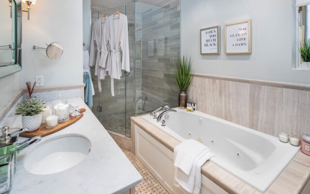 QuickStay - Chic & Modern Townhouse in Little Italy