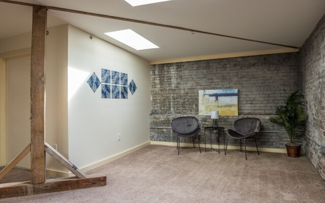 High-Rise Downtown Apts by Frontdesk