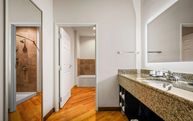 La Quinta Inn & Suites by Wyndham Stonington-Mystic Area