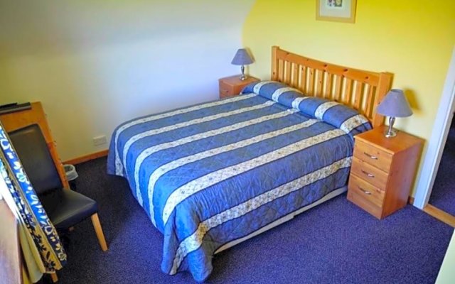 DeCourcey's Hazelbrook Farmhouse B&B