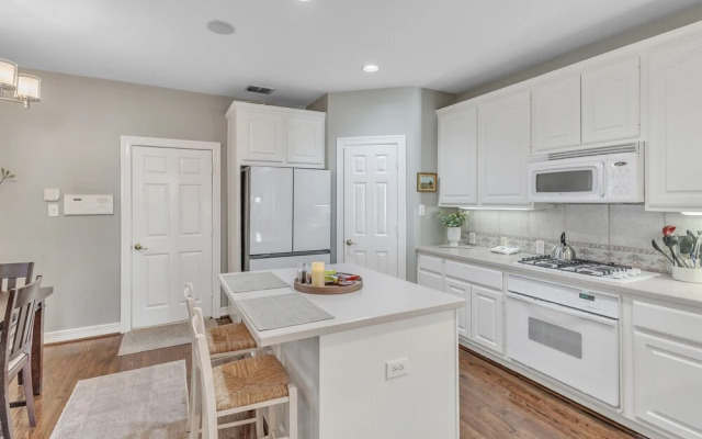 Spacious Urban Uptown Retreat 3 Bedroom Townhouse