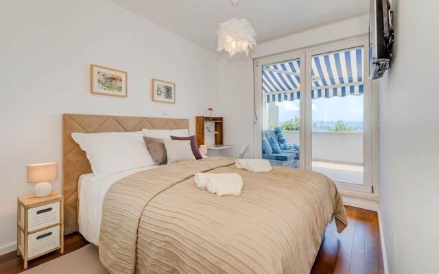 Beach & Palms Apartment