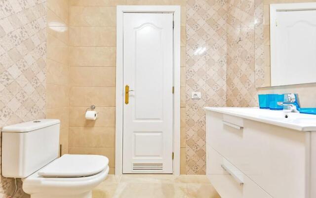 YELLOW 3 bedroom large apartment for 10 guests