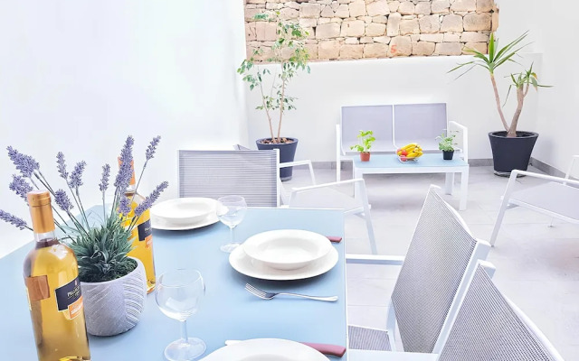 Elise Apartments