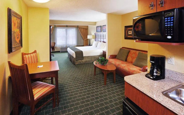 The Q Hotel And Suites