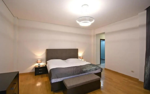 Northern Avenue 2 bedroom Newly Renovated and Modern apartment HH101
