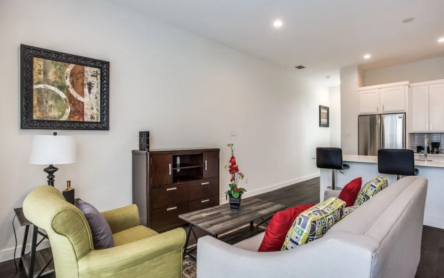 Modern Dallas TownHome 2 BR fully furnis