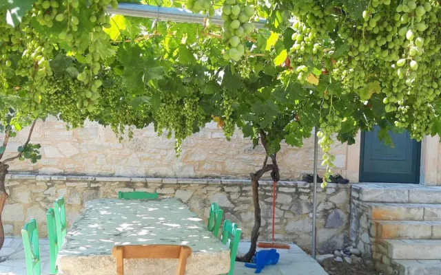 Spacious Villa in Margarites With Private Garden