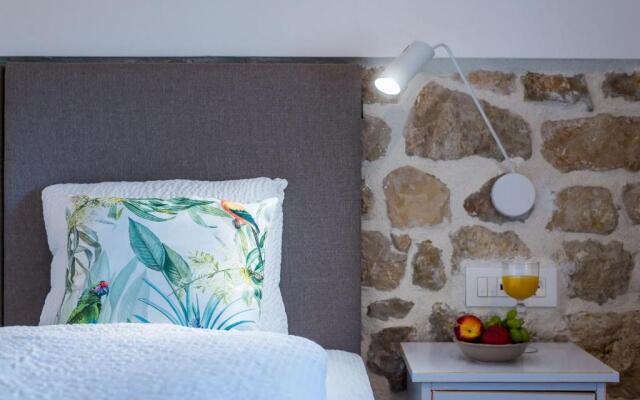 Villa Monte Santo by DuHomes
