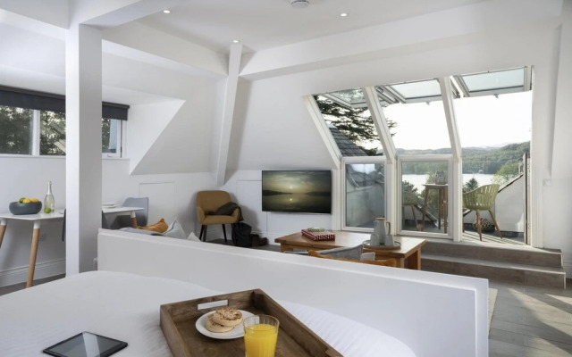 Storrs Hill Sanctuary - Spacious Studio - Stunning Lake Views