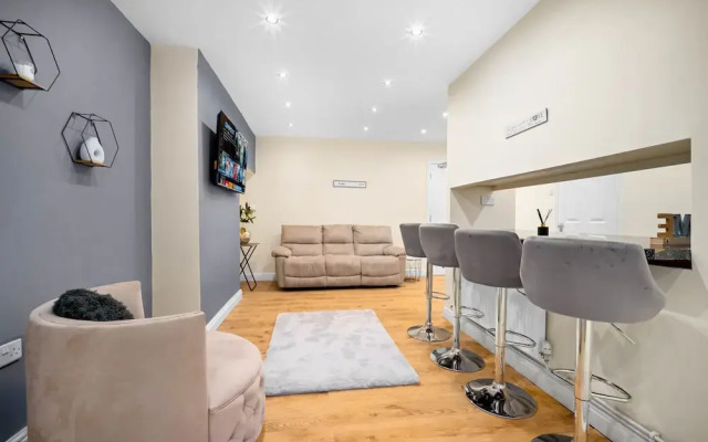 Harborne House 4 Bedroom Contractor Qe Hospital