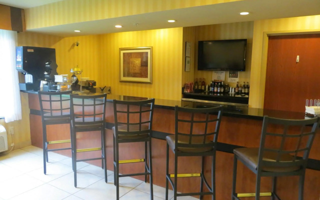 Cobblestone Inn & Suites - Brillion