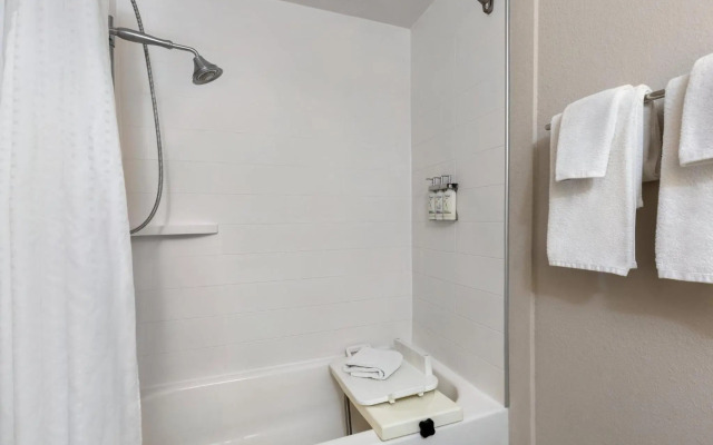 Holiday Inn Express Suites Live Oak