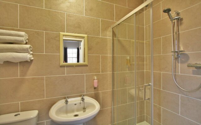 Central Hotel Gloucester by Roomsbooked