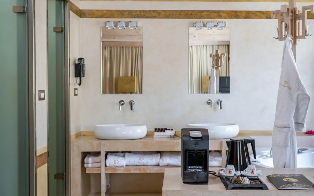 10GR Boutique Hotel and Wine Bar