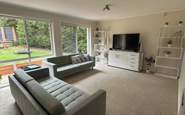 Cozy Curtin- 3 Guests House – Guest Rooms – Tuggeranong