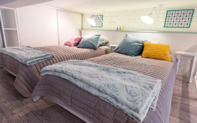 Cheerful Air Conditioned Apartment with Mezzanine And Parking - Old Town