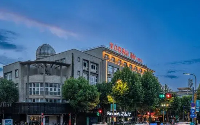 Ibis Hotel (Deqing Geographic Information Town)