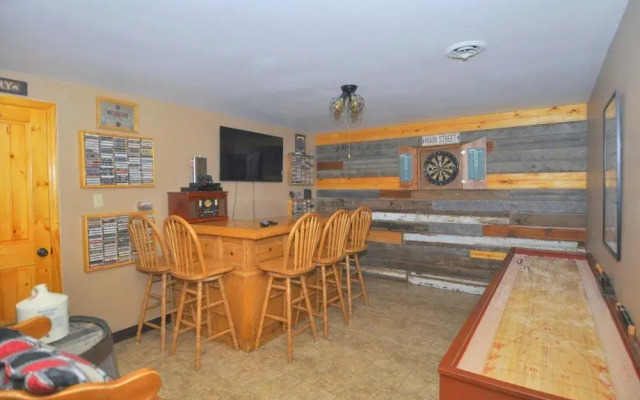 Sqyrls Nest - 3BR Retreat With a Hot Tub