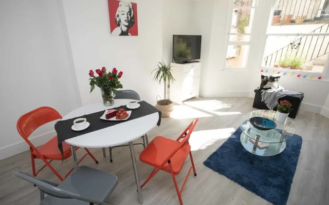 Light filled garden flat sleeps 4