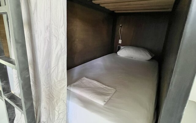 Straw Hat Surf Hostel