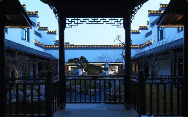 Fenghuangliuyuan Garden Hotel