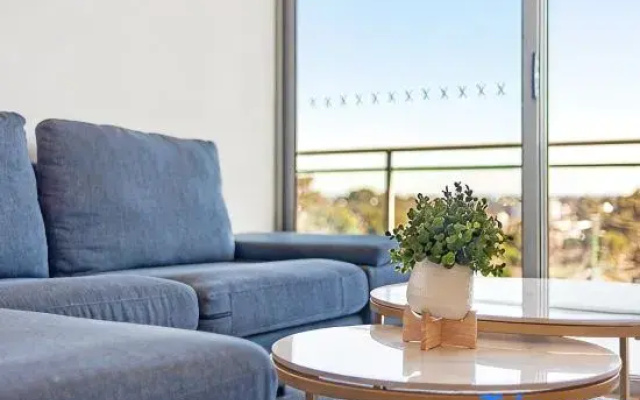 Amazing scene/ 2Br Apt / Shopping/Train/Hospital