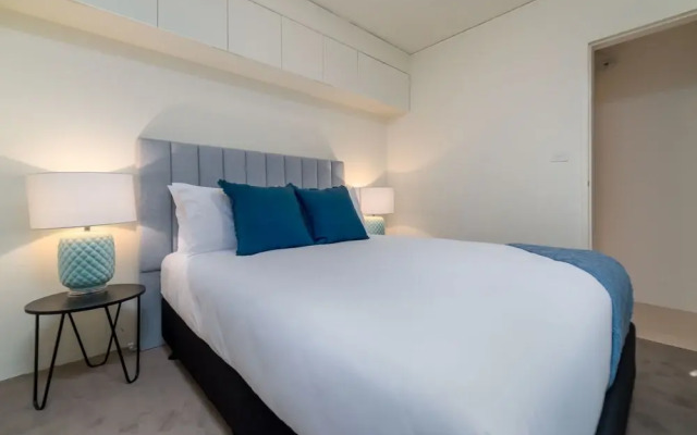 Cosy and Convenient Leafy Apartment