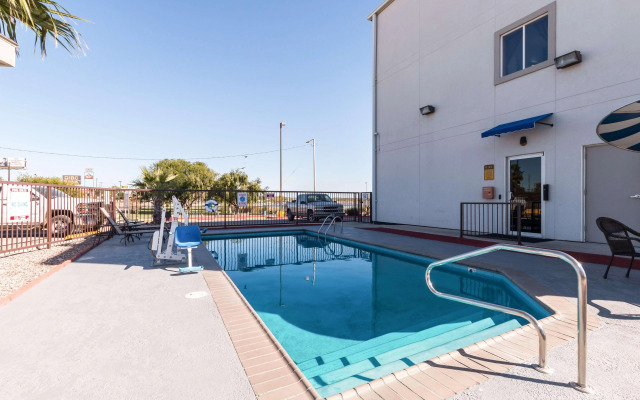 Motel 6 Eagle Pass, TX - Lakeside