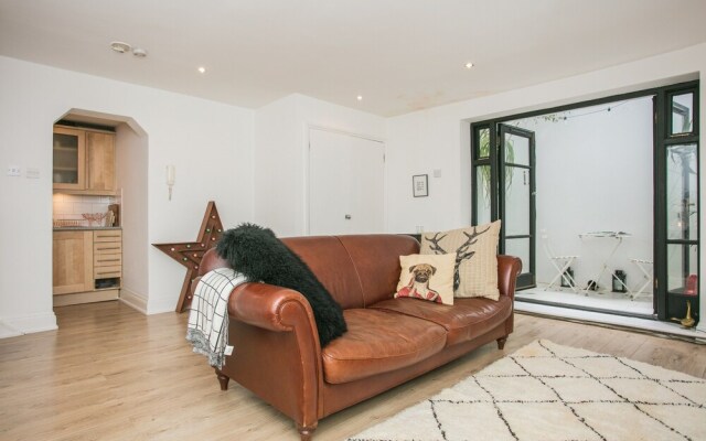 Cosy 2 Bedroom in Stoke Newington With Private Patio