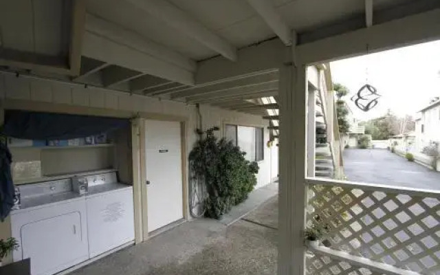 Monterey Fireside Lodge