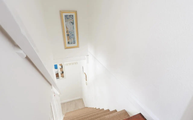 4 Thornlea Mews
