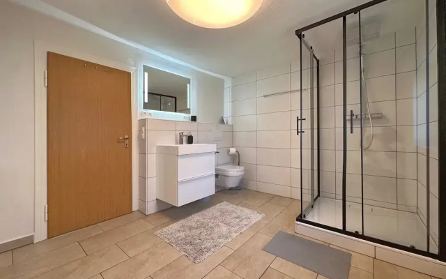 Freistehendes Haus mit Ofen, Terrasse und Garten