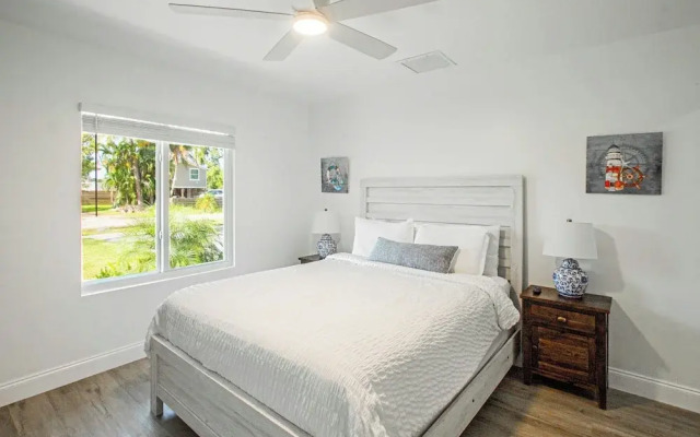 Naples Escape w/ Furnished Patio & Private Pool!