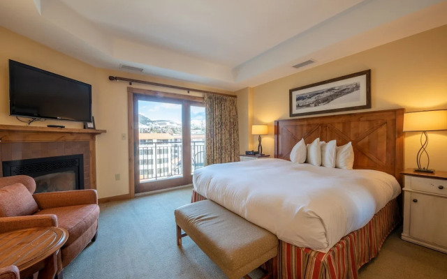 Comfortable Studio Efficiency Unit With Balcony Over Mountaineer Square Condo - No Cleaning Fee! by RedAwning