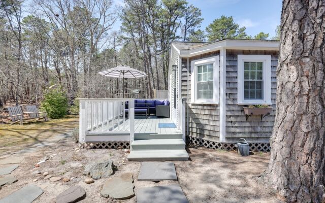 Quaint Wellfleet Cottage - 2 Mi to Coastline!