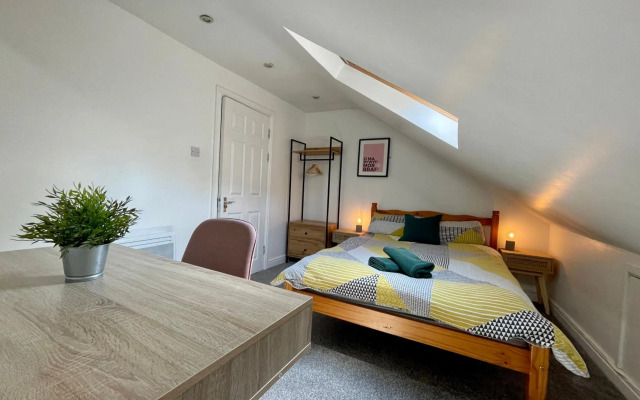 6 Person, 4 Bedroom Light, Warm & Modern Apartment