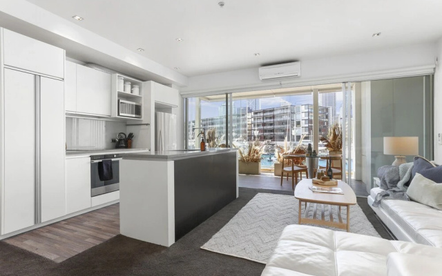 Luxury Living on Waterfront with Large Sunny Deck by Urban Butler – Guest Rooms – Auckland
