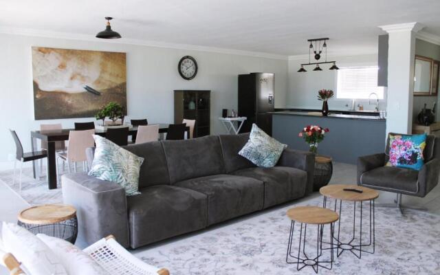 2 Dolphin Ridge , Bloubergstrand