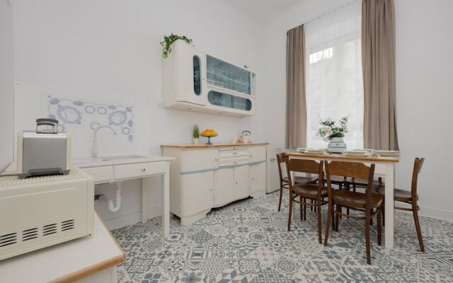 1930's Inspired Apartment by Renters