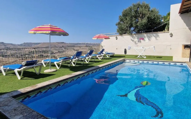 Modern 4-bed Home in Ix-xaghra, Valley View Pool