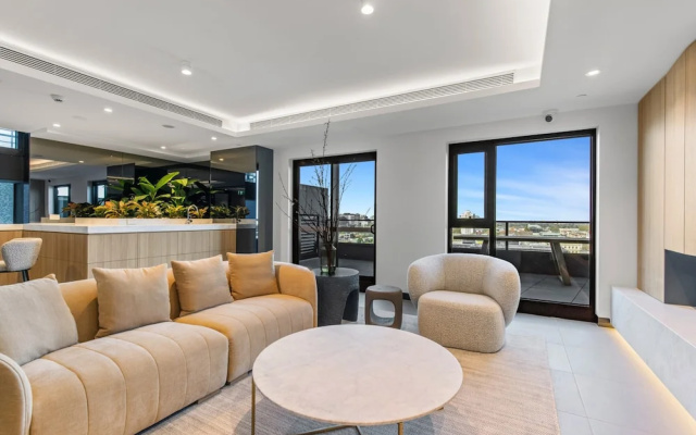 Stylish 1-bed With Pool Gym & Stunning Views – Guest Rooms – Melbourne