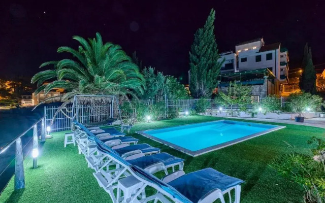 Sea Breeze Residence Villa by the Sea With Pool