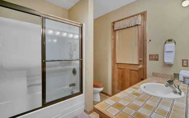 8 Crag Home with Private Indoor Hot Tub, Bike is Provided for Outdoor Activities by RedAwning