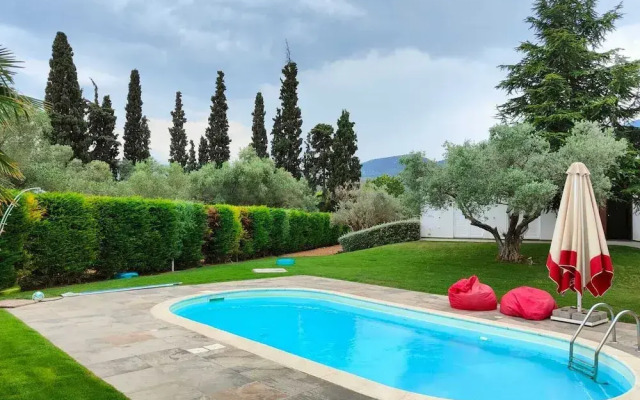 Luxurious 6 Bedroom Villa In a Great Location