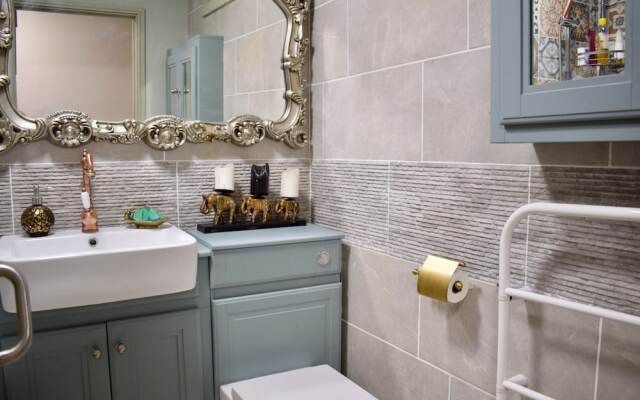 Vibrant 3 Bedroom Flat With Balcony Near Shoreditch